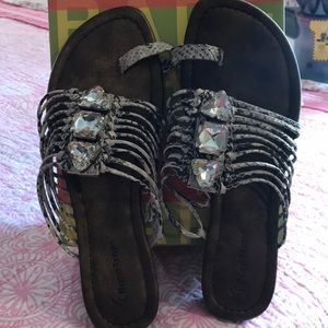 Bare traps size 8 gently worn